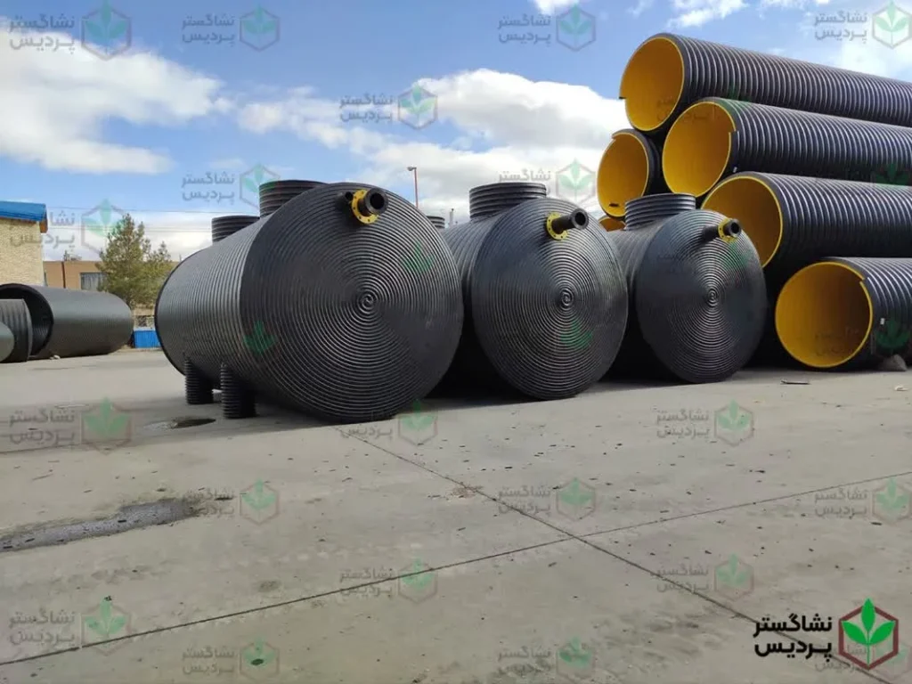 مخازن پلی اتیلن تو حیاط کارخونه نشا گستر