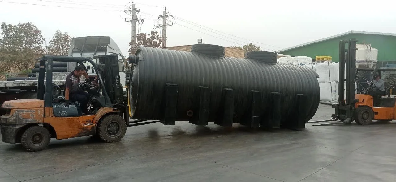 بلند کردن مخازن به کمک لیفتراک در محیط شرکت